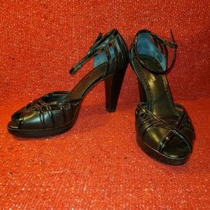 Gianni Bini black faux leather strappy Heeled cage sandal.